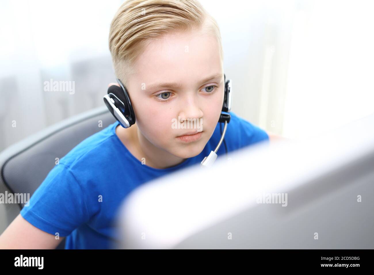 Leçon en ligne.E-learning. École sur le Web. L'enfant apprend par Internet, Banque D'Images
