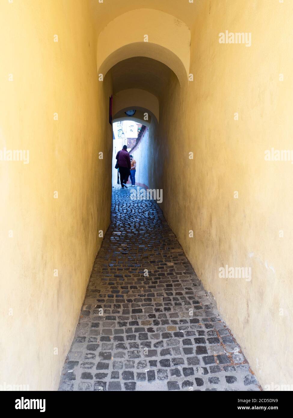 Rue pavée très étroite, Strada Sforii, Brasov, Transylvanie, Roumanie Banque D'Images