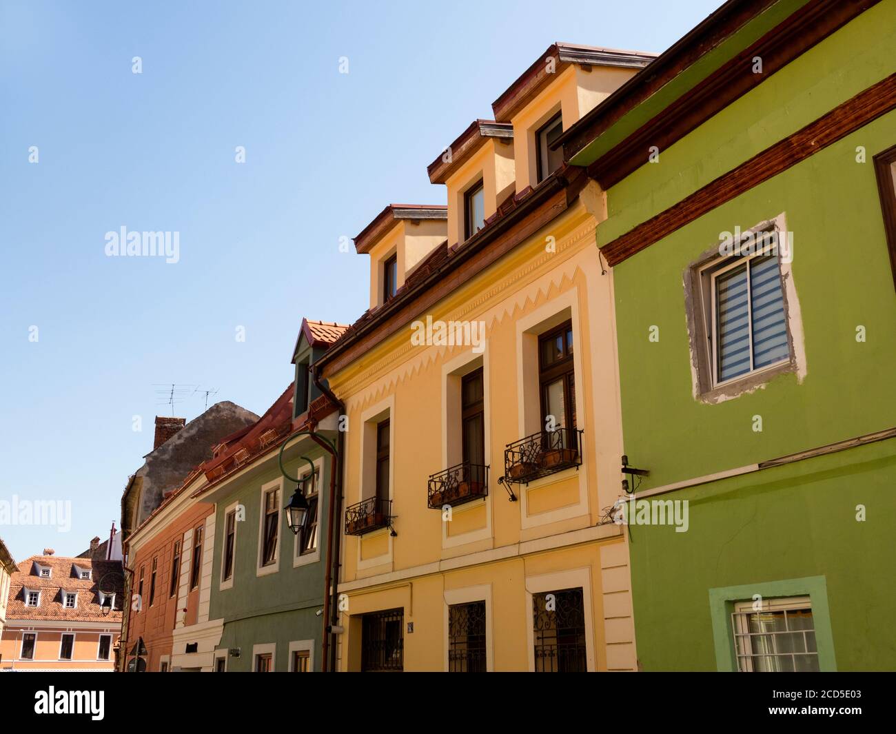 Rangée de maisons de ville, Brasov, Transylvanie, Roumanie Banque D'Images