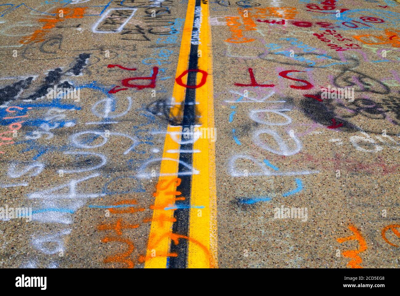 Surface de la route vandalisée avec des graffitis Banque D'Images