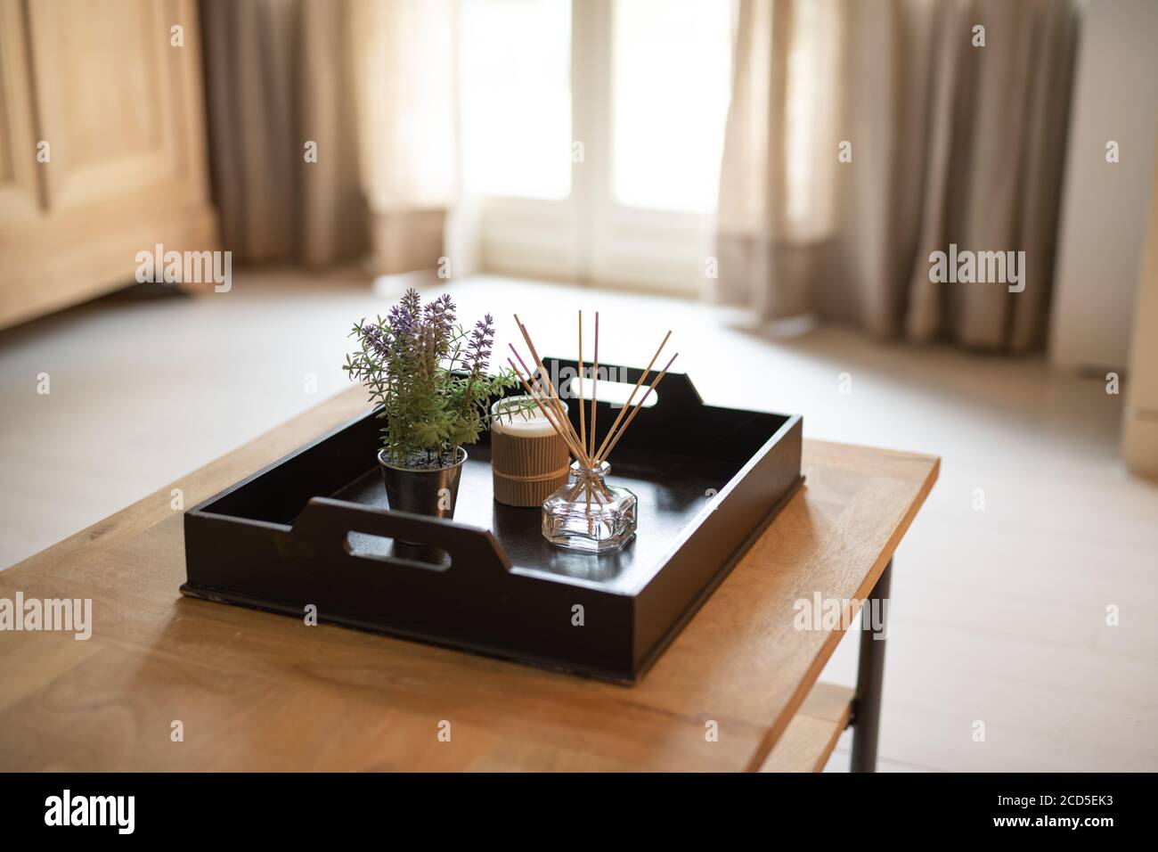 articles décoratifs sur une table basse à l'intérieur d'un éclairage naturel chambre Banque D'Images