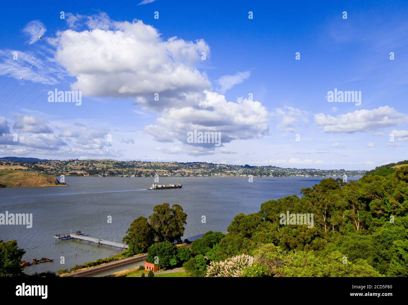 Vue à distance du navire à conteneurs dans le détroit de Carquinez, Vallejo, Californie, États-Unis Banque D'Images