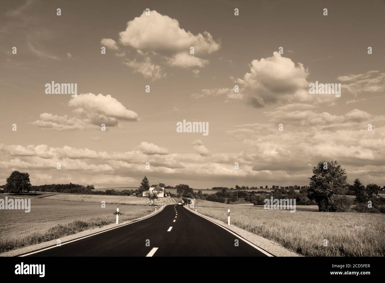 Paysage noir et blanc avec route de campagne et champs, Bade-Wurtemberg, Allemagne Banque D'Images