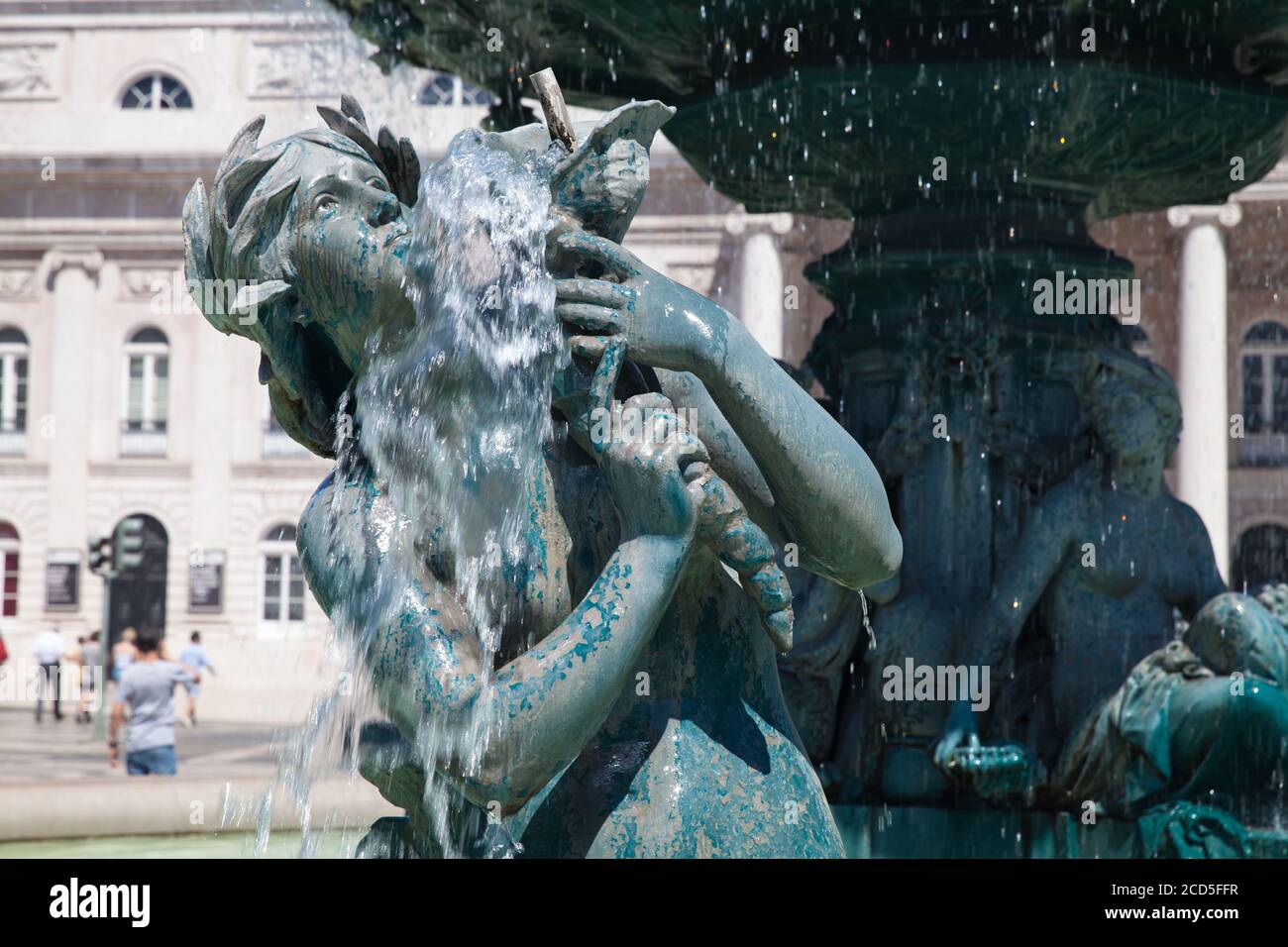 Statue en bronze humide de la fontaine sur la place Rossio ou la place Pedro IV, à Lisbonne, Portugal. Il a été importé de France au XIXe siècle Banque D'Images