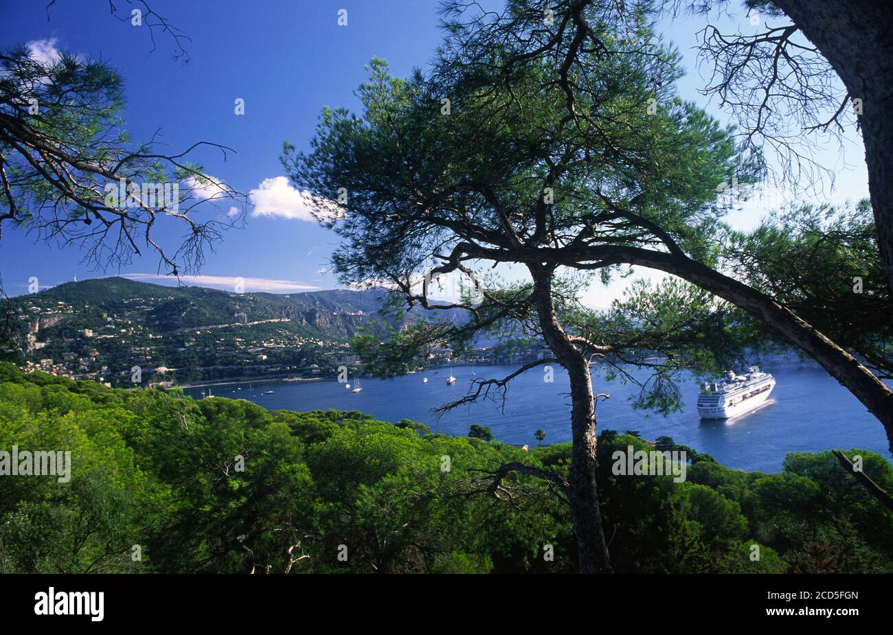 RADE de Villefranche sur Mer de la colline avec croisière bateau amarré Banque D'Images