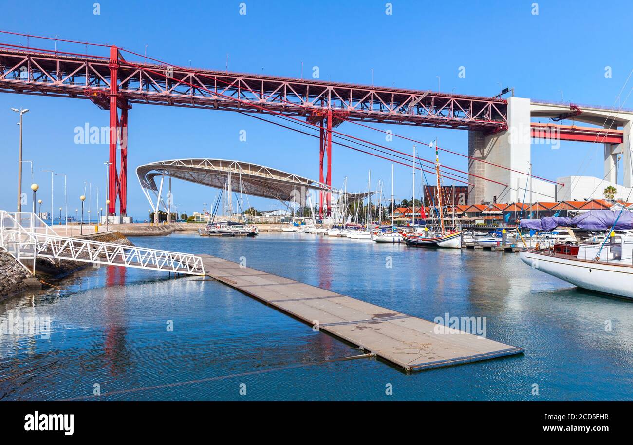 Port de plaisance près du pont 25 de Abril. Il s'agit d'un pont suspendu reliant la ville de Lisbonne, capitale du Portugal, à la municipalité d'Almada Banque D'Images