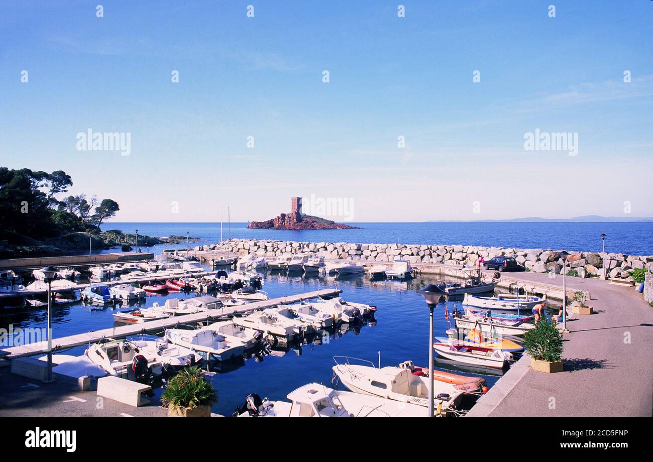 Petit port le Poussai St Raphaël avec l'île dorée en arrière-plan Banque D'Images Petit port le Poussai St Raphaël avec l'île dorée en arrière-plan Banque D'Images