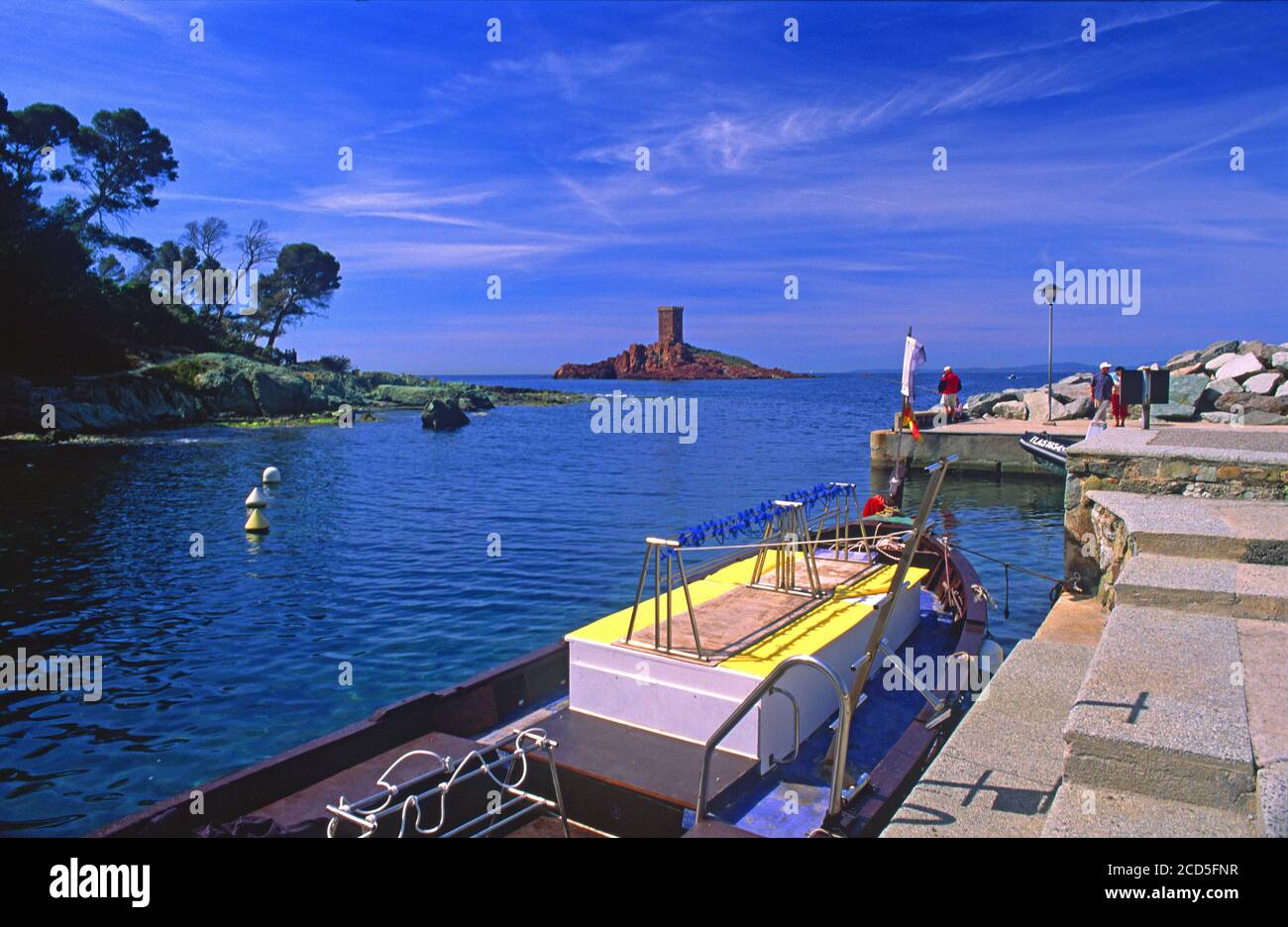 Petit port le Poussai St Raphaël avec l'île dorée en arrière-plan Banque D'Images