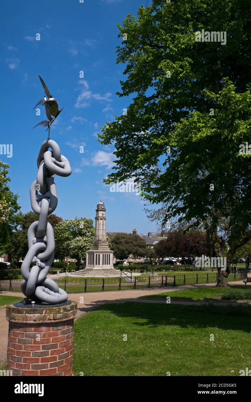 Parc St Georges à Great Yarmouth, avec sa sculpture représentant des chaînes d'amarrage avec des mouettes perchées en altitude, et Memorial, Great Yarmouth, Norfolk, Angl Banque D'Images