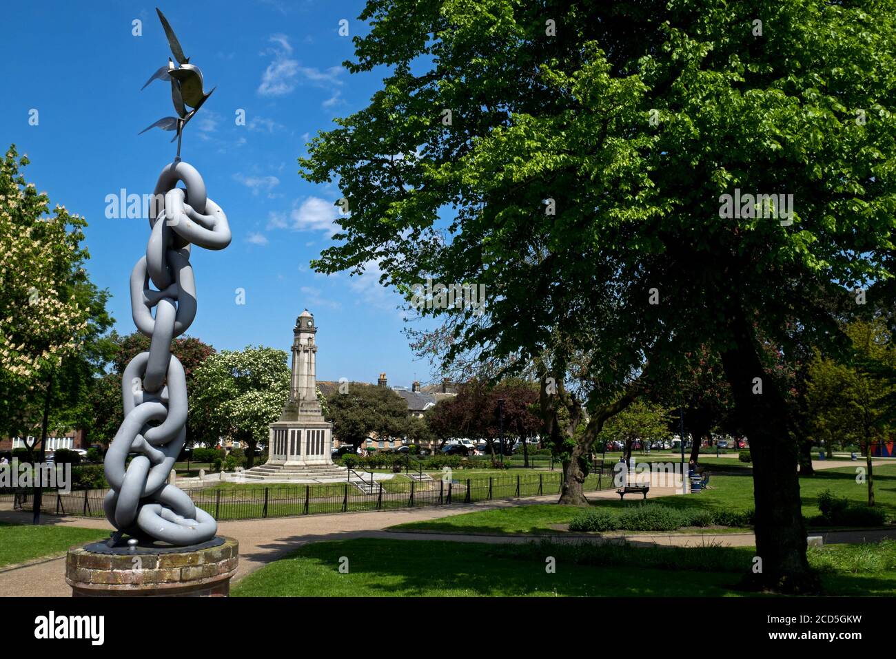 Parc St Georges à Great Yarmouth, avec sa sculpture représentant des chaînes d'amarrage avec des mouettes perchées en altitude, et Memorial, Great Yarmouth, Norfolk, Angl Banque D'Images