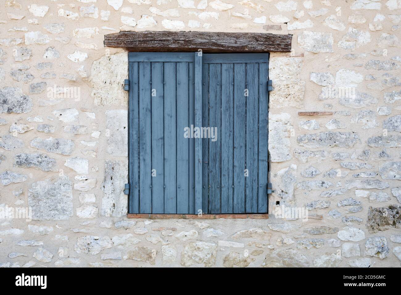 Volets de fenêtre fermés dans un mur en pierre Banque D'Images