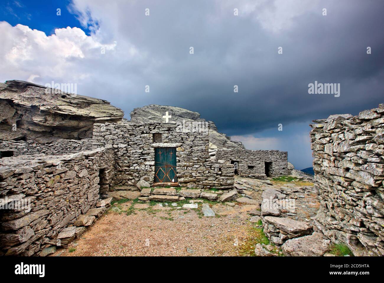 La chapelle de Profitis Ilias ('Prophète Elias') très proche du sommet du mont Ochi, île d'Evia ('Euboea'), Grèce centrale. Banque D'Images