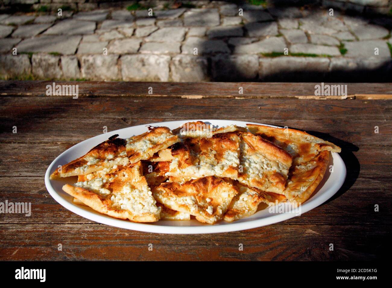Tarte traditionnelle au fromage (célèbre « tarte de Kikitsa ») dans le village de Monodendri, région de Zagori, Ioannina, Epirus, Grèce. Banque D'Images