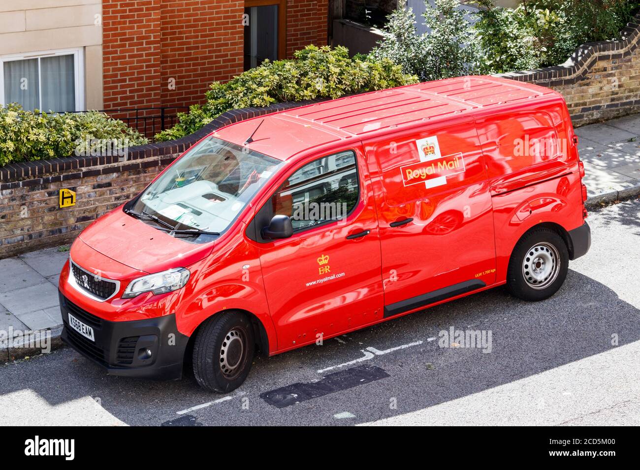 Une fourgonnette rouge vif Vauxhall Royal Mail sur les livraisons, Londres, Royaume-Uni Banque D'Images