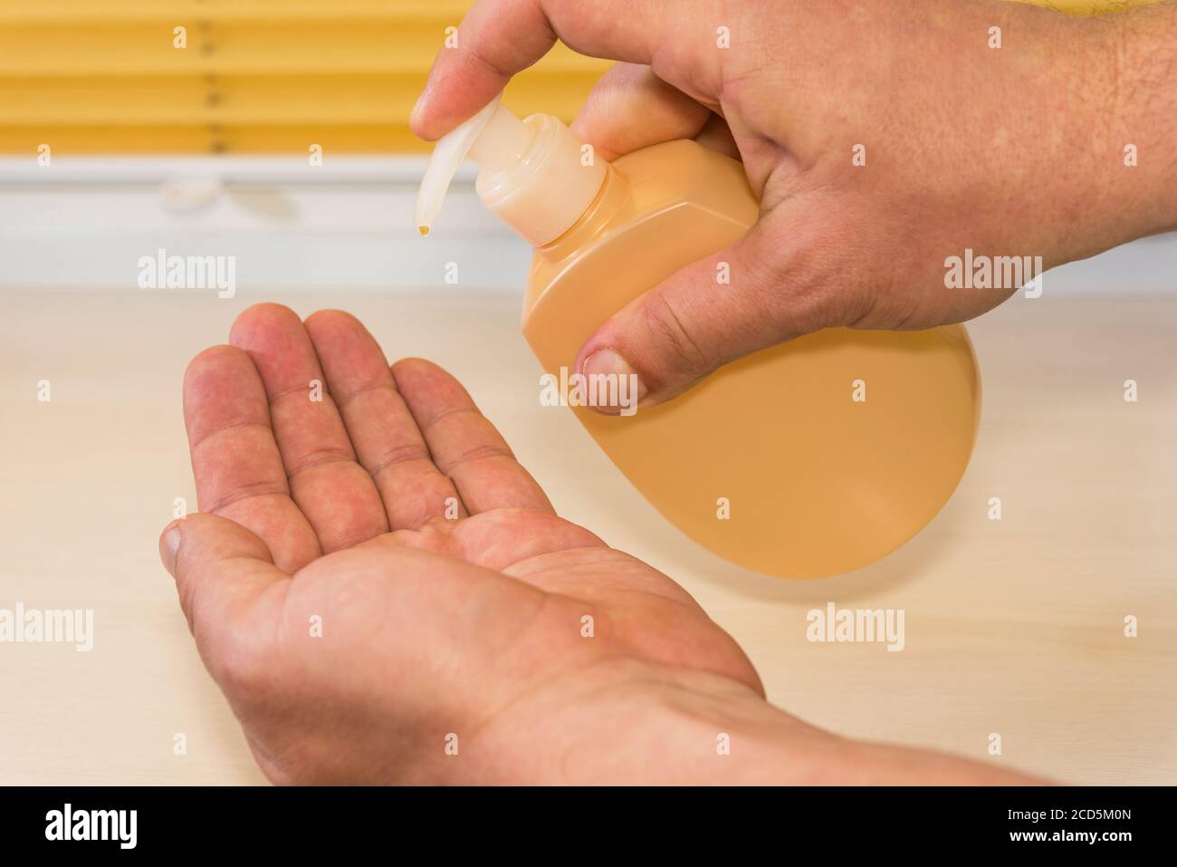 Personnes utilisant l'alcool gel antiseptique, prévenir l'infection, foyer de Covid-19, les hommes se lavant la main avec l'assainisseur pour les mains pour éviter la contamination avec Coronavir Banque D'Images