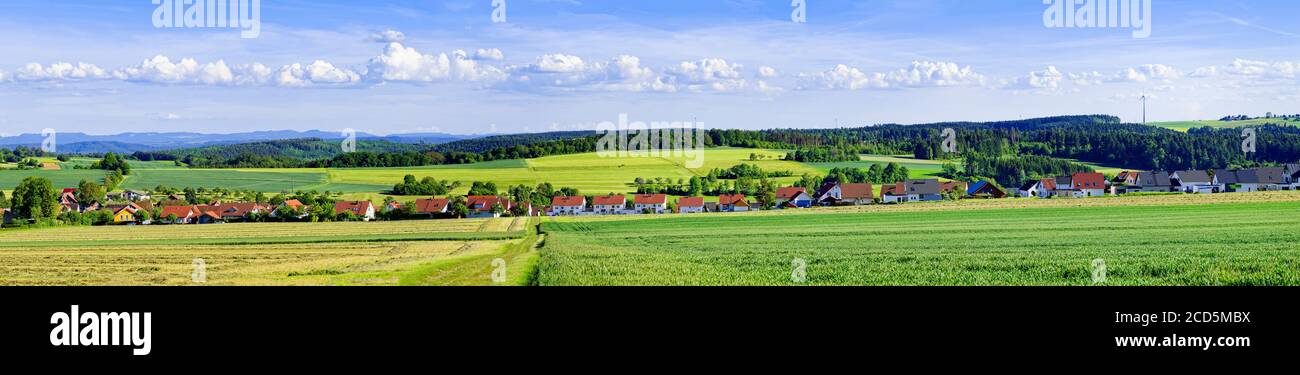 Vue sur le village entre les champs, Bade-Wurtemberg, Allemagne Banque D'Images