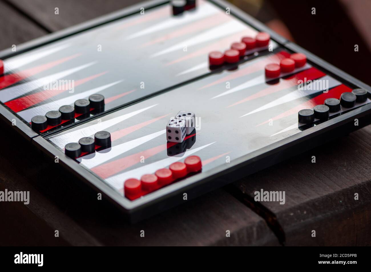 Gros plan d'une table de backgammon. Concentrez-vous sur les dés. Banque D'Images