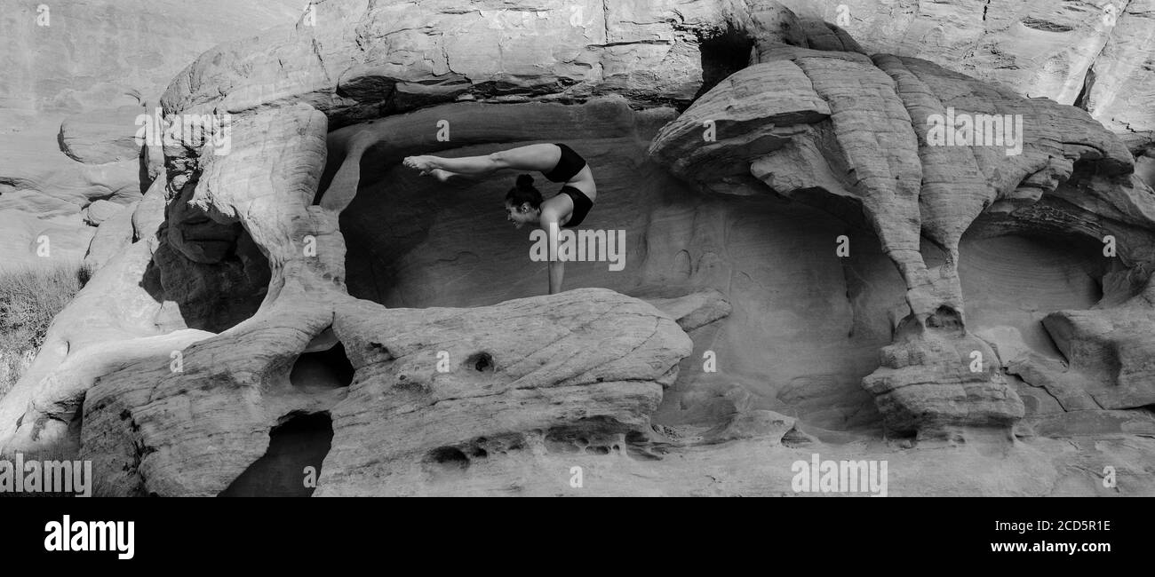 Gymnaste femelle faisant une poignée dans le désert, State Park, Overton, Nevada, Etats-Unis Banque D'Images