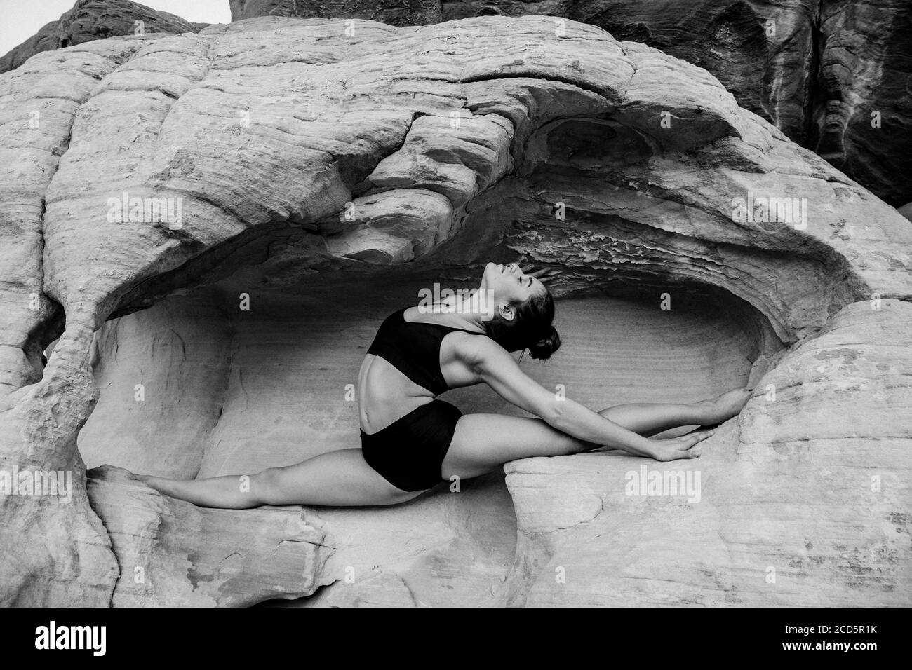 Gymnaste féminin dans le désert, State Park, Overton, Nevada, États-Unis Banque D'Images