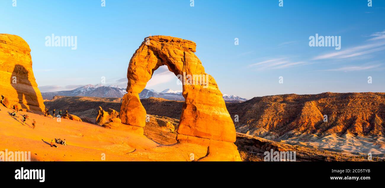 Vue de Delicate Arch avec les montagnes de la Sal en arrière-plan, parc national d'Arches, Moab, Utah, États-Unis Banque D'Images