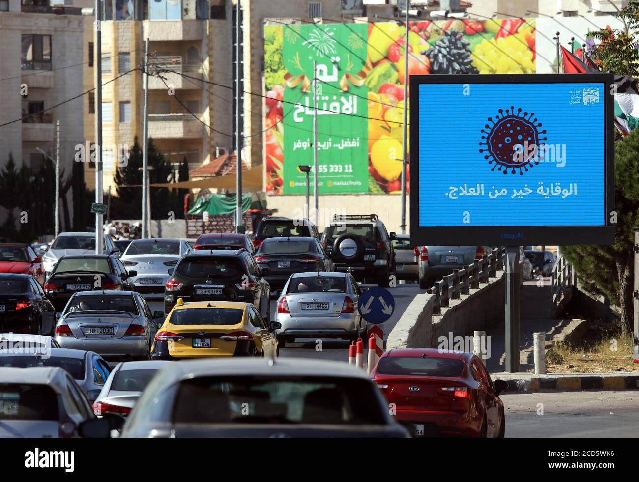 Amman, Jordanie. 26 août 2020. Un écran affichant un panneau indiquant « la prévention est meilleure que la cure » est vu par une route à Amman, en Jordanie, le 26 août 2020. La Jordanie a signalé mercredi un décès lié au coronavirus et 40 nouveaux cas, dont 30 infections locales, ce qui a fait passer le nombre de cas à 1,756 avec 15 décès, a déclaré le ministre de la Santé Saad Jaber lors de la conférence de presse. Credit: Mohammad Abu Ghosh/Xinhua/Alamy Live News Banque D'Images