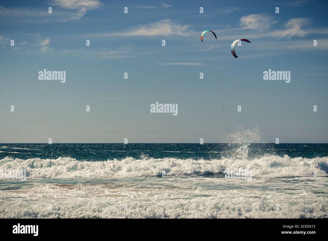 Guincho plage mer avec les surfeurs faisant kitesurf et avec le ciel bleu en arrière-plan, Cascais, Portugal Banque D'Images