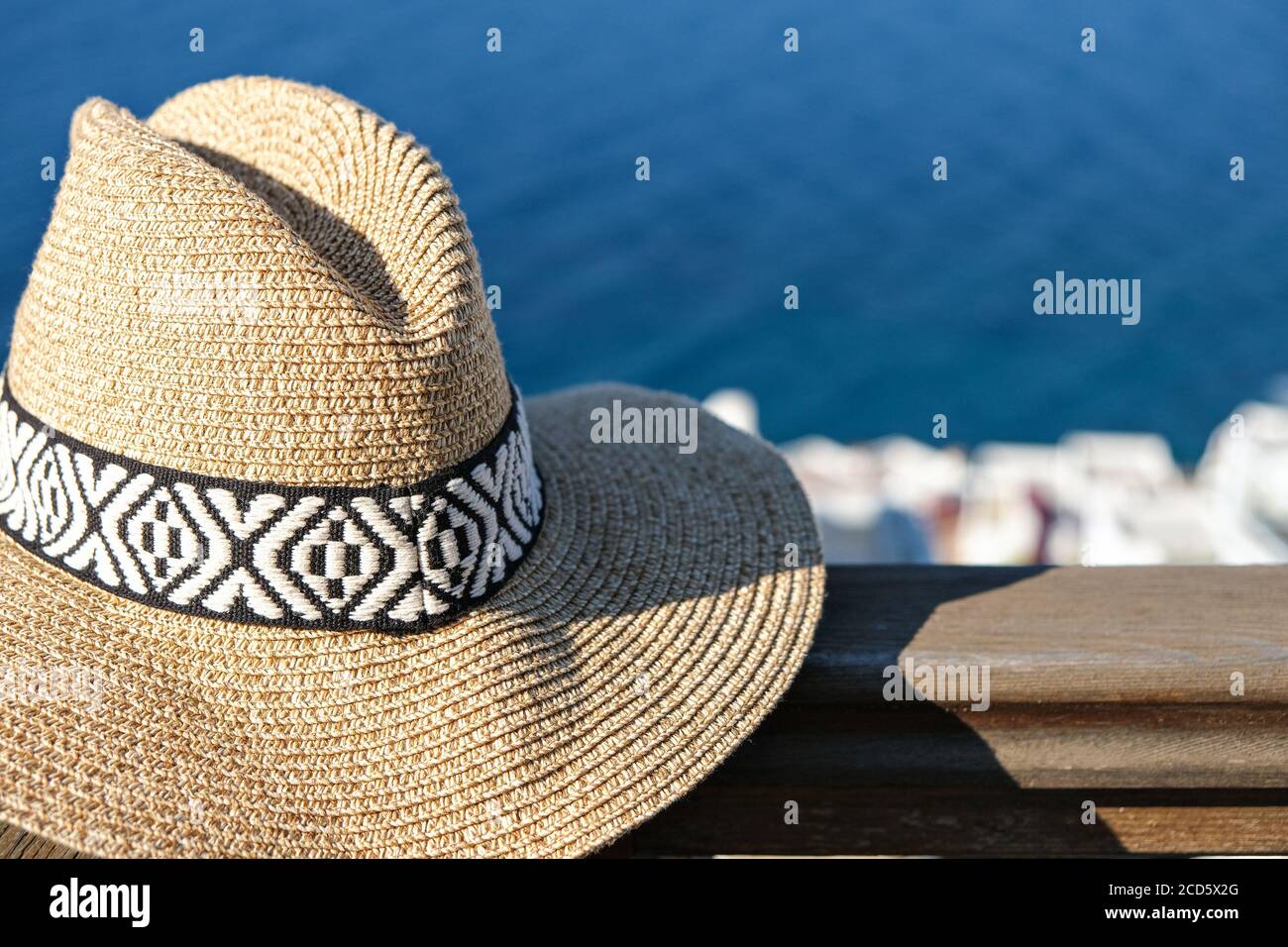 chapeau de paille avec sur la terrasse en bois de la villa de vacances ou  hôtel avec vue sur la mer Photo Stock - Alamy