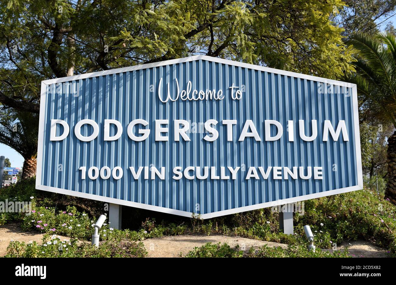 LOS ANGELES, CALIFORNIE - 12 FÉVRIER 2020 : bienvenue au panneau Dodger Stadium à vin Scully Avenue. Banque D'Images