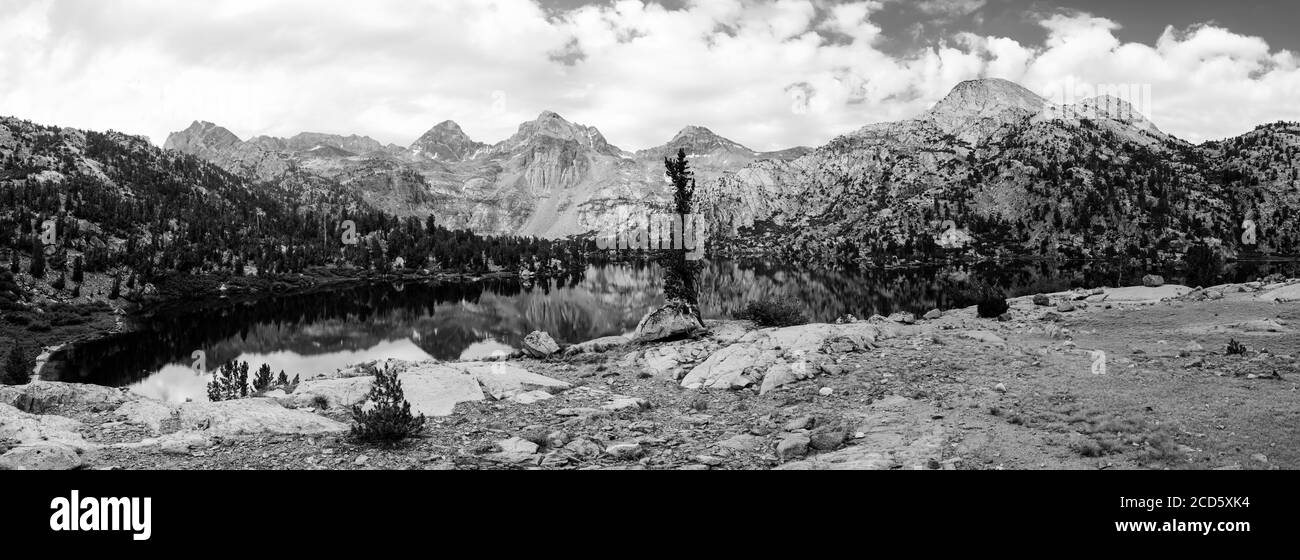 Lac sous ciel couvert, Sequoia Kings Canyon Wilderness, parc national de Kings Canyon, Sierra Nevada Mountains, Californie, États-Unis Banque D'Images