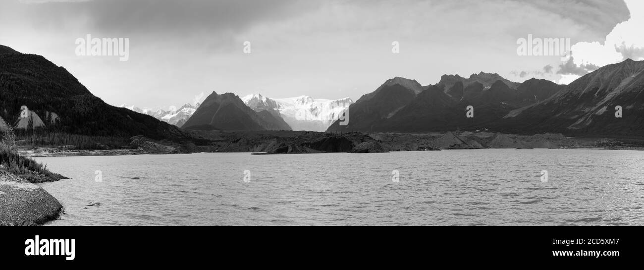 Vue sur le lac et les montagnes, McCarthy, Alaska, États-Unis Banque D'Images