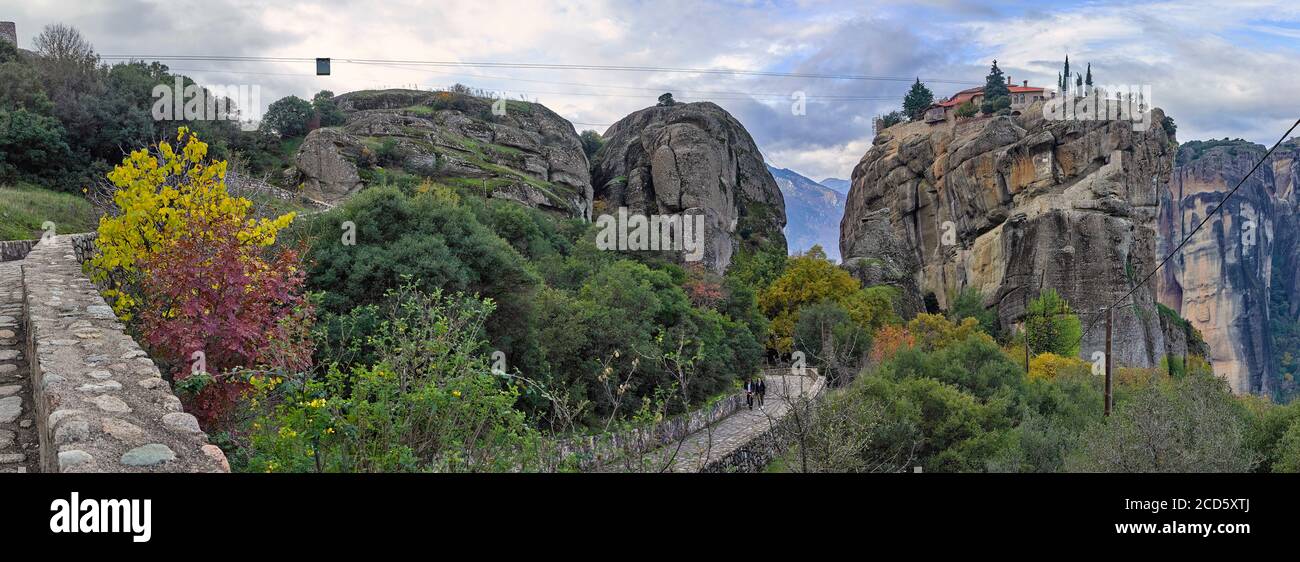 Vue panoramique sur le monastère de la Sainte Trinité depuis le sentier, Meteora, Kalambaka, Thessalie, Grèce Banque D'Images