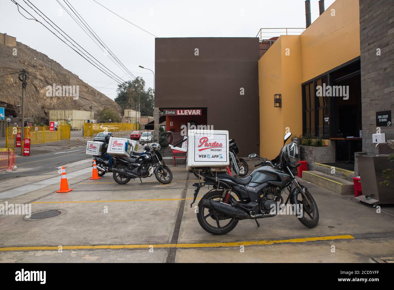 A l'extérieur du restaurant Pardos Chicken prêt à faire des escapades pendant la pandemia covid-19, Surco, Lima, Perú. Banque D'Images