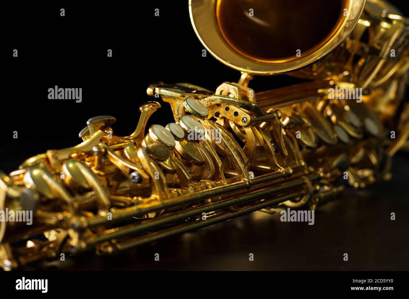 gros plan sur les détails du saxophone alto, fond noir, faible profondeur de champ. Banque D'Images