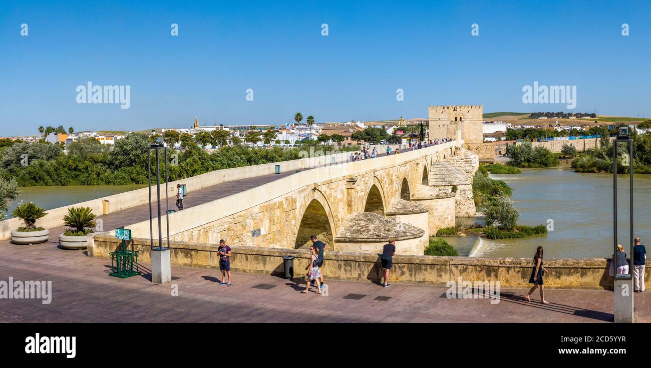 Pont romain traversant le fleuve Guadalquivir, Cordoue, Andalousie, Espagne Banque D'Images