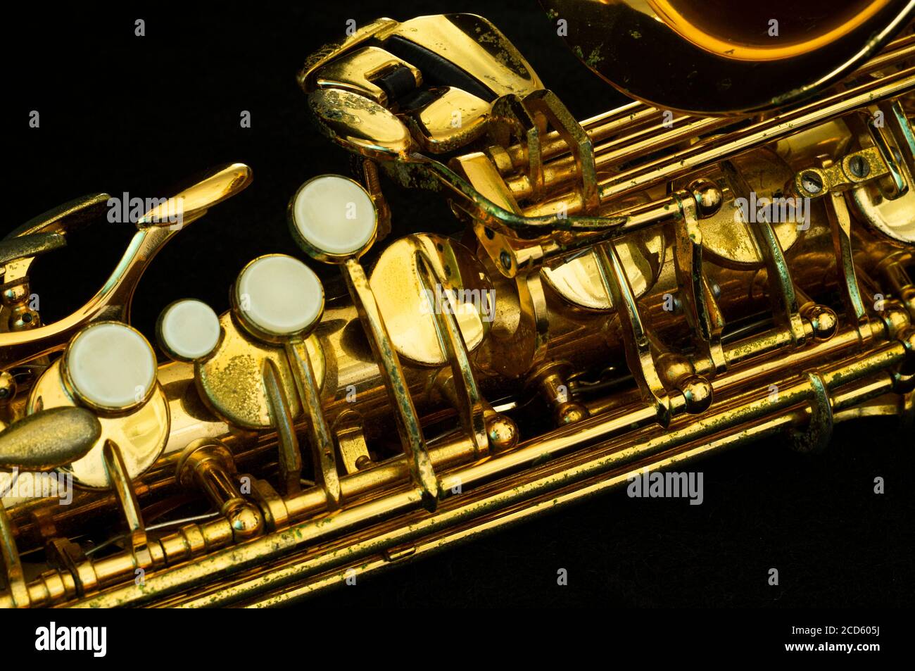 gros plan sur les détails du saxophone alto, fond noir, faible profondeur de champ. Banque D'Images
