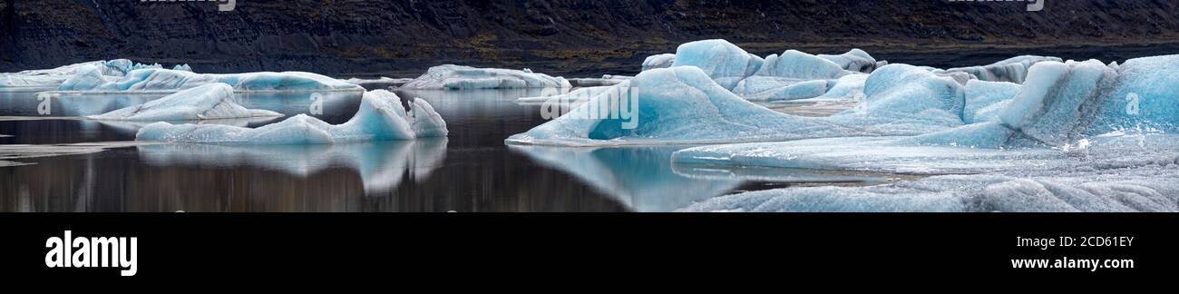 Paysage avec icebergs reflétant dans l'eau, Islande Banque D'Images