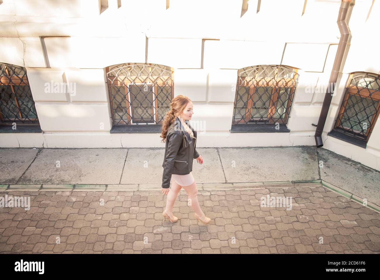 Voyagez à travers les villes d'Europe. Belle fille, femme à la Banque D'Images