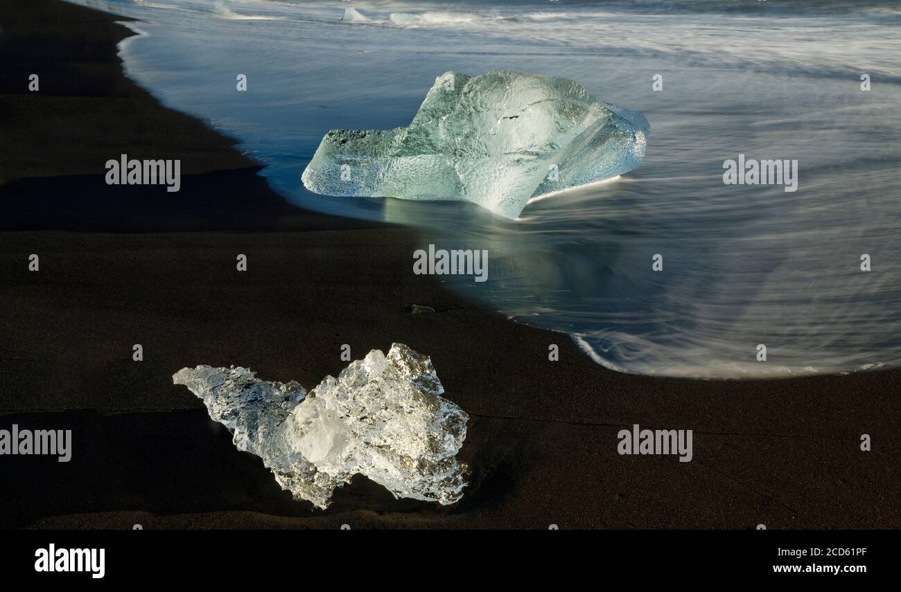 Paysage avec des morceaux de glace sur la plage, Islande Banque D'Images