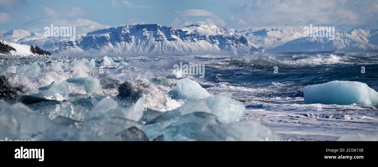 Paysage avec icebergs et montagnes côtières en hiver, Islande Banque D'Images