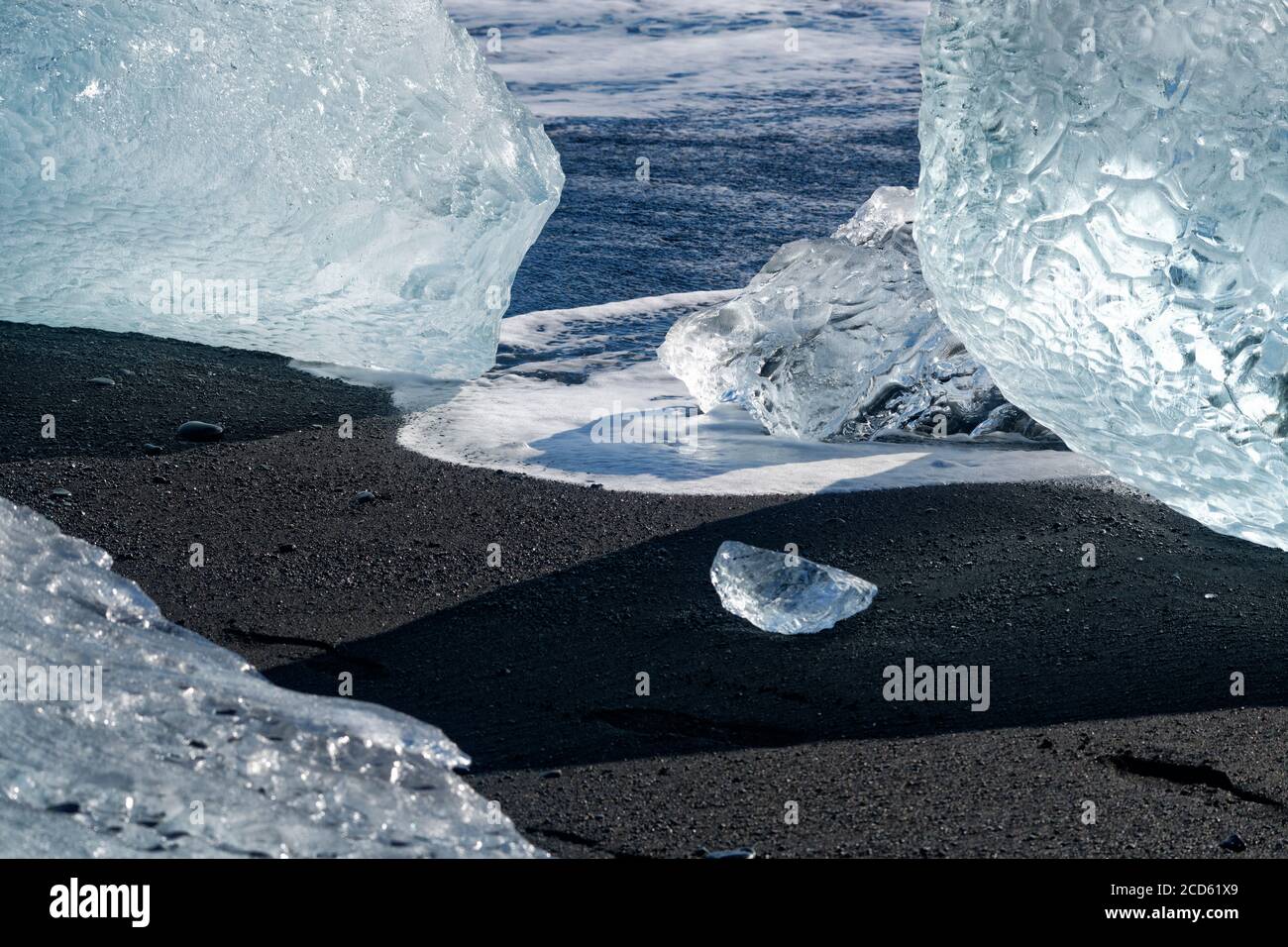 Morceaux de glace sur plage de sable noir, Islande Banque D'Images