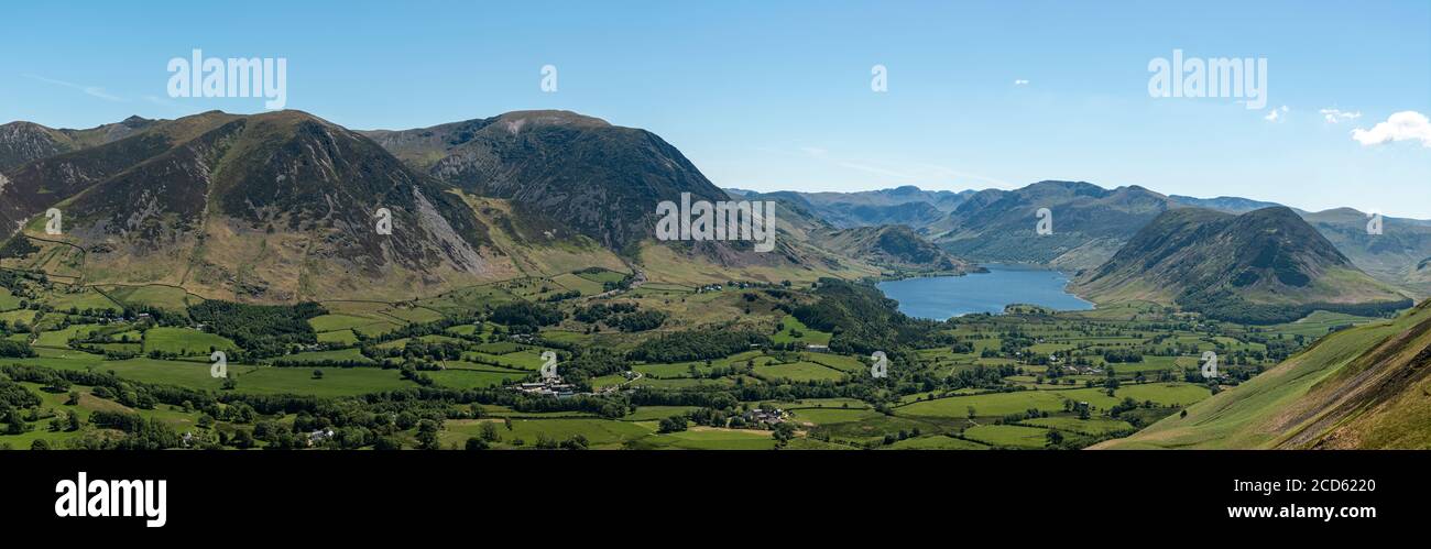 Crummock Water niché entre les sommets de Grasmoor, Whiteside et Mellbreak vu des Fells de Loweswater Banque D'Images