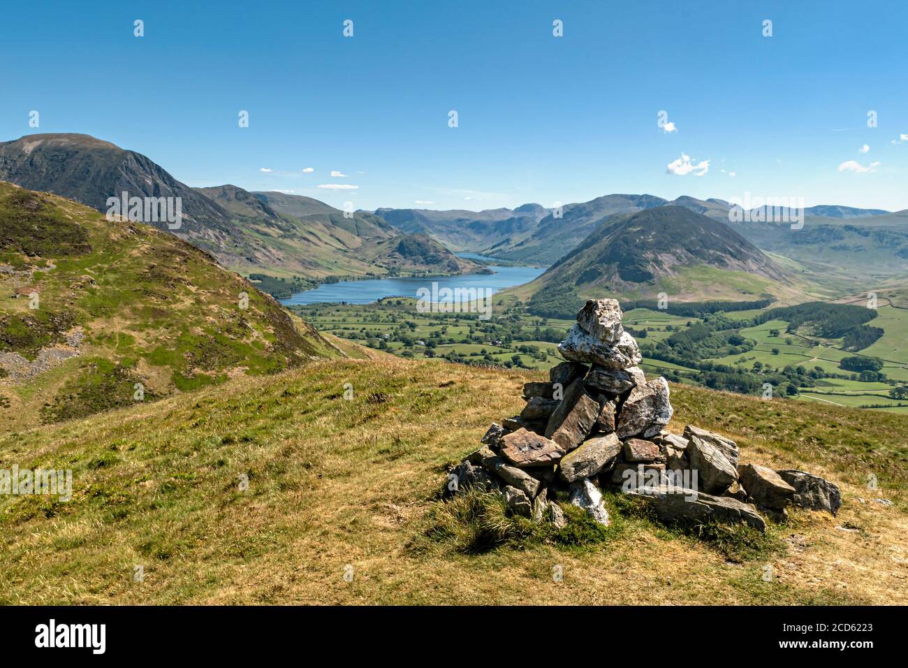 Crummock Water entouré par Grasmoor et Mellbreak vu du sommet cairn de Low Fell, Loweswater Banque D'Images