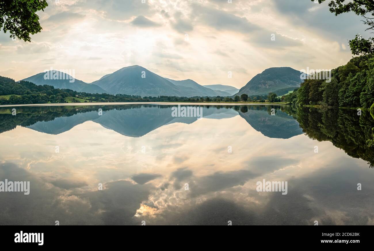 Eaux basses avec de superbes reflets matinaux de Whiteside, Grasmoor et Mellbreak Banque D'Images