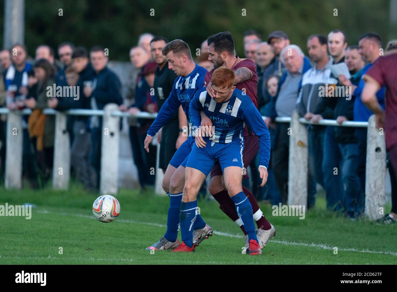 Bolton, Royaume-Uni. 26 août 2020. Fbury AFC dans leur kit violet extérieur jouer leur premier jeu de compétition en public, un défi à l'extérieur de la première division nord-ouest de Counties Daisy Hill dans la région de Westhinton de Bolton, Royaume-Uni. Le club Shakers phoenix ont joué à des jeux d'entraînement mais il a été annoncé lundi que les fans pourront assister au jeu. Crédit : Jon Super/Alay Live News. Banque D'Images