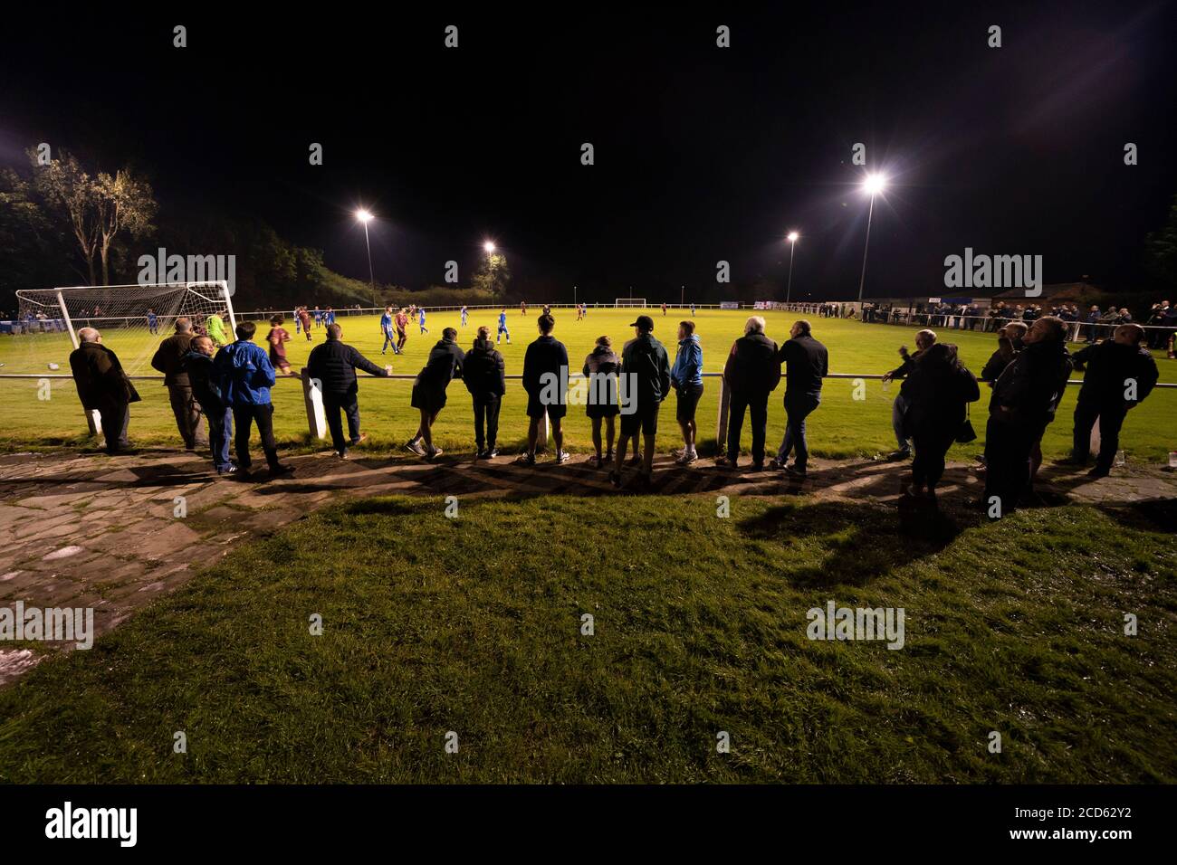 Bolton, Royaume-Uni. 26 août 2020. Les supporters de l'AFC de bury regardent leur premier match de compétition en public teamÕs, un match de défi loin à d'autres comtés du Nord-Ouest première division côté nord Daisy Hill dans la région de Westhinton à Bolton, au Royaume-Uni. Le club Shakers phoenix ont joué à des jeux d'entraînement mais il a été annoncé lundi que les fans pourront assister au jeu. Crédit : Jon Super/Alay Live News. Banque D'Images