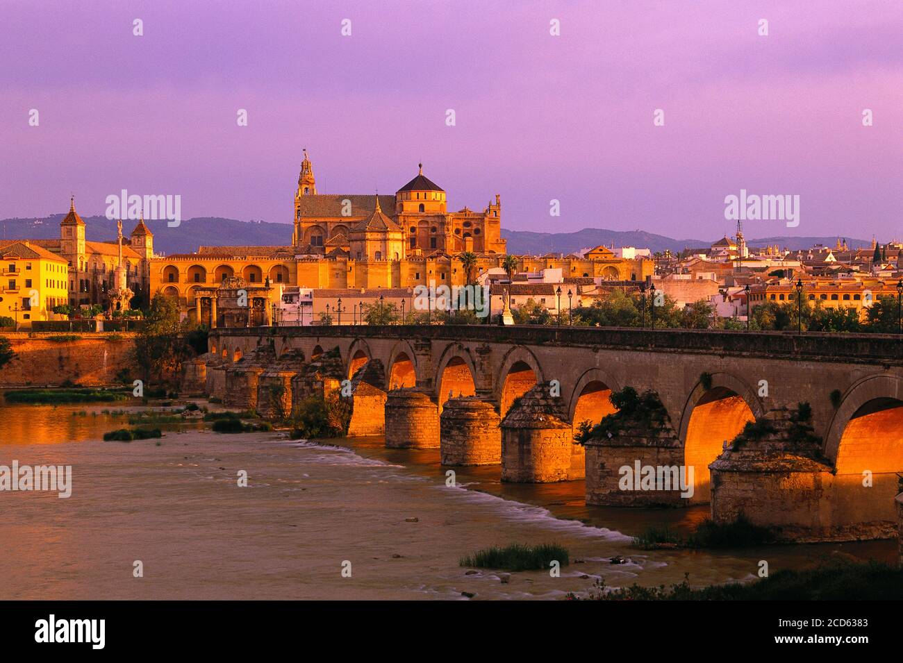 Vue sur le centre historique et le pont romain au crépuscule, Cordoue, Andalousie, Espagne Banque D'Images