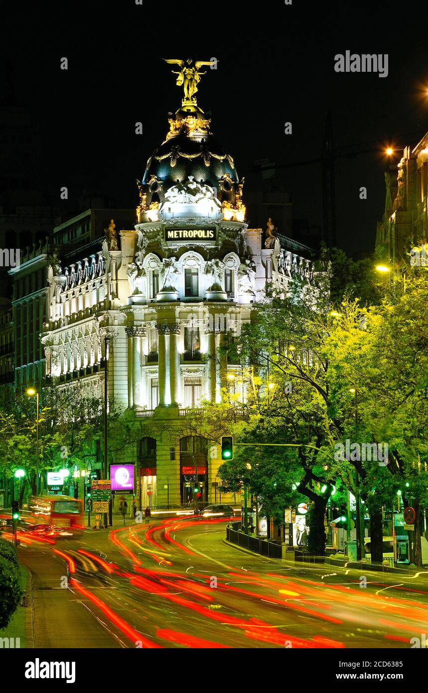 Metropolis Building à la nuit et sentiers de lumière sur la rue, Madrid, Espagne Banque D'Images