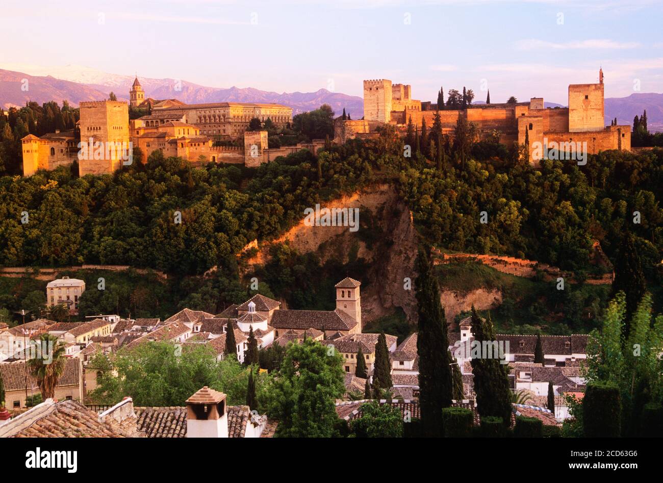 Vue d'ensemble de l'Alhambra au coucher du soleil, Grenade, Andalousie, Espagne Banque D'Images