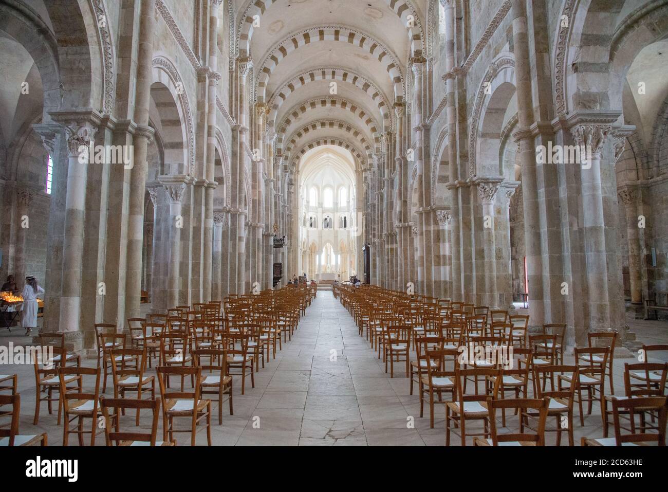 Intérieur avec beaucoup de chaises et de signes pour garder la distance en raison de Covid-19 à la basilique Sainte Marie Madeleine à Vezelay en France Banque D'Images