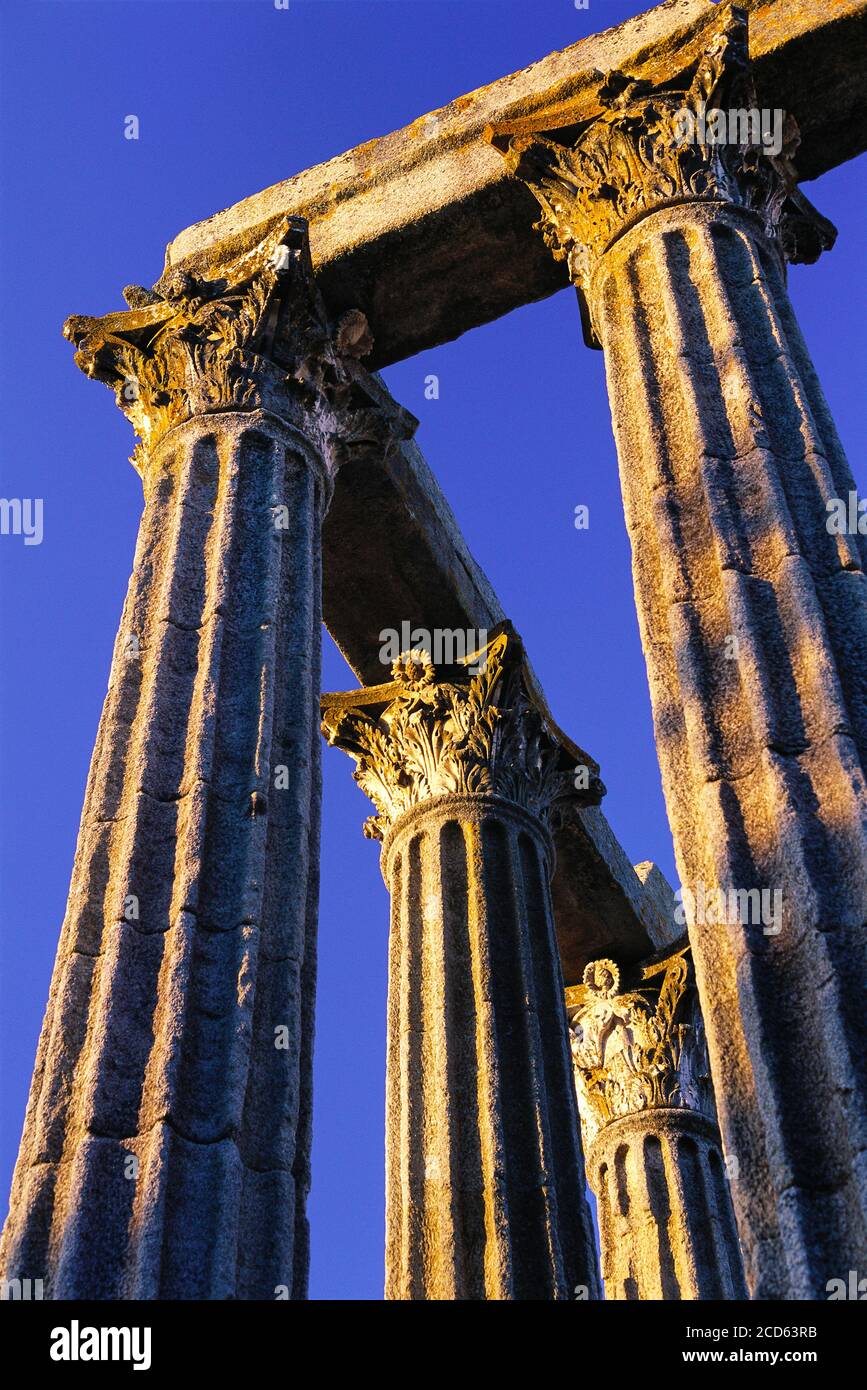 Colonnes corinthiennes du temple romain d'Evora, district d'Evora, Portugal Banque D'Images